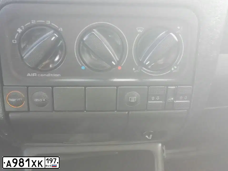 Фото автомобиля VOLKSWAGEN GOLF, 1993 — госномер Н490ЕО790. Цвет: ЧЕРНЫЙ