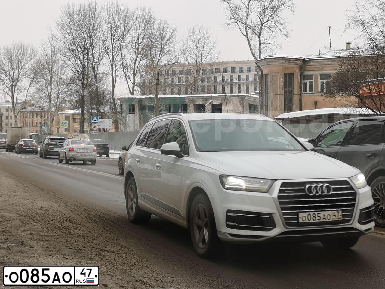 Фото автомобиля AUDI Q7, 2016 — госномер Е196АМ147. Цвет: Белый