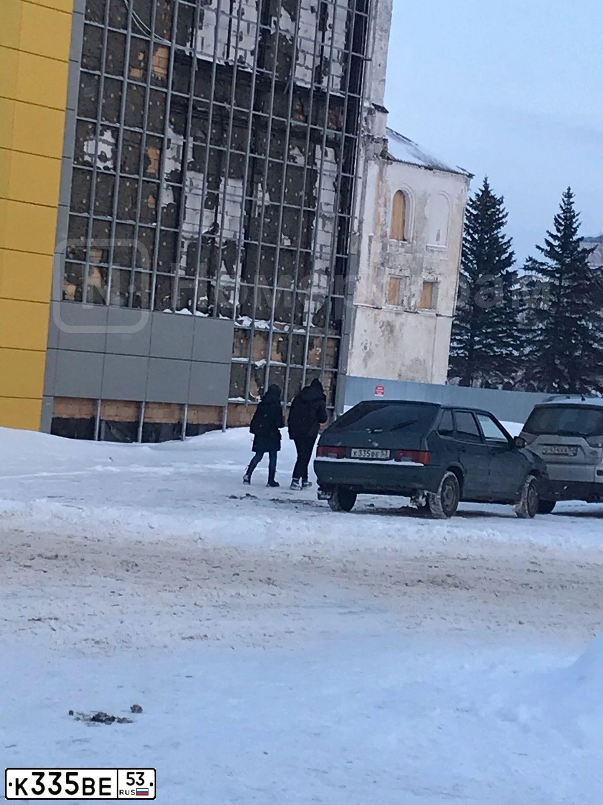 Фото автомобиля LADA 2114 SAMARA, 2010 — госномер К335ВЕ53. Цвет: СЕРО-СИНЕ-ЗЕЛЕНЫЙ