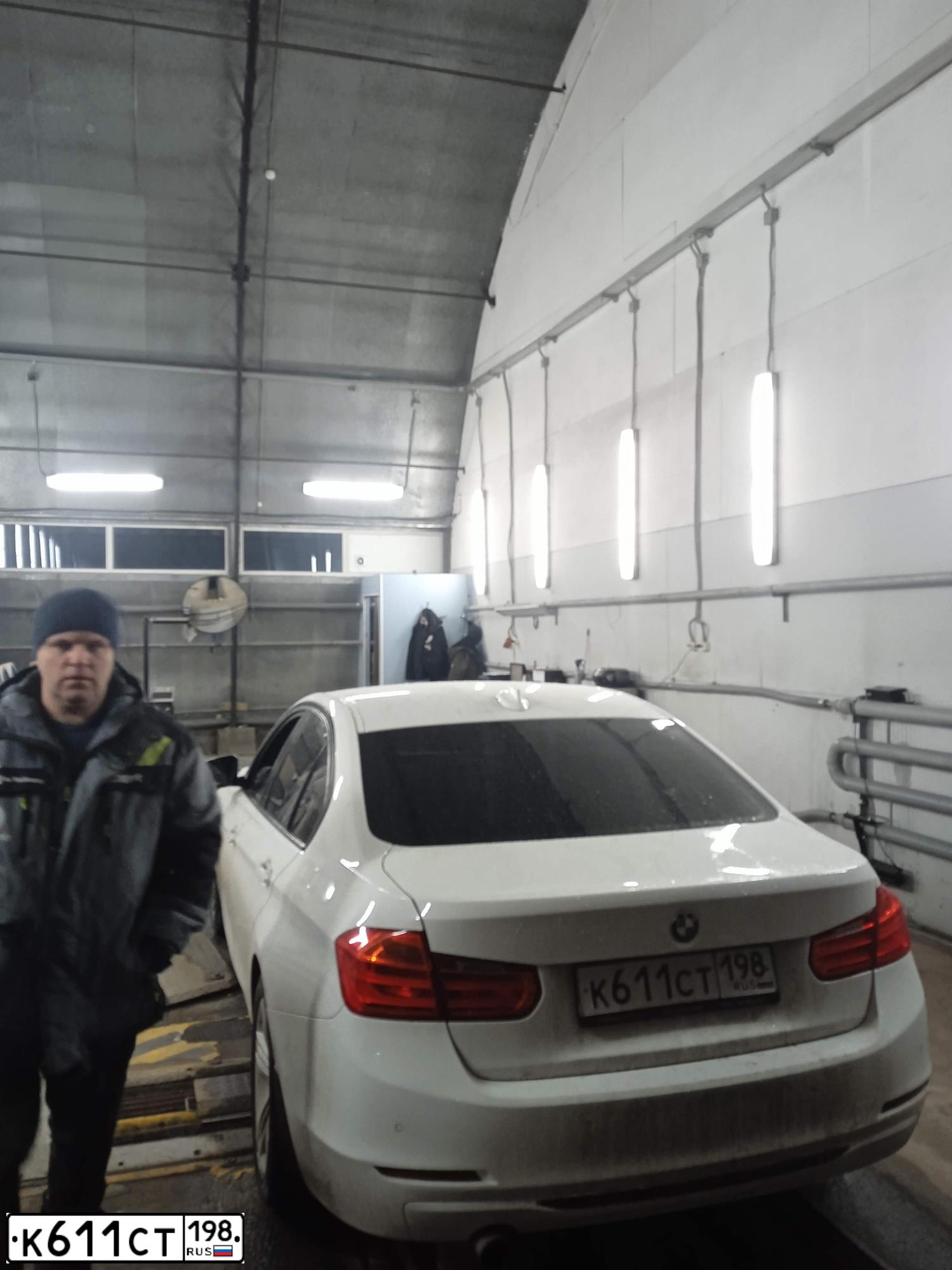 Фото автомобиля BMW 320I, 2012 — госномер Х715КМ65. Цвет: Белый