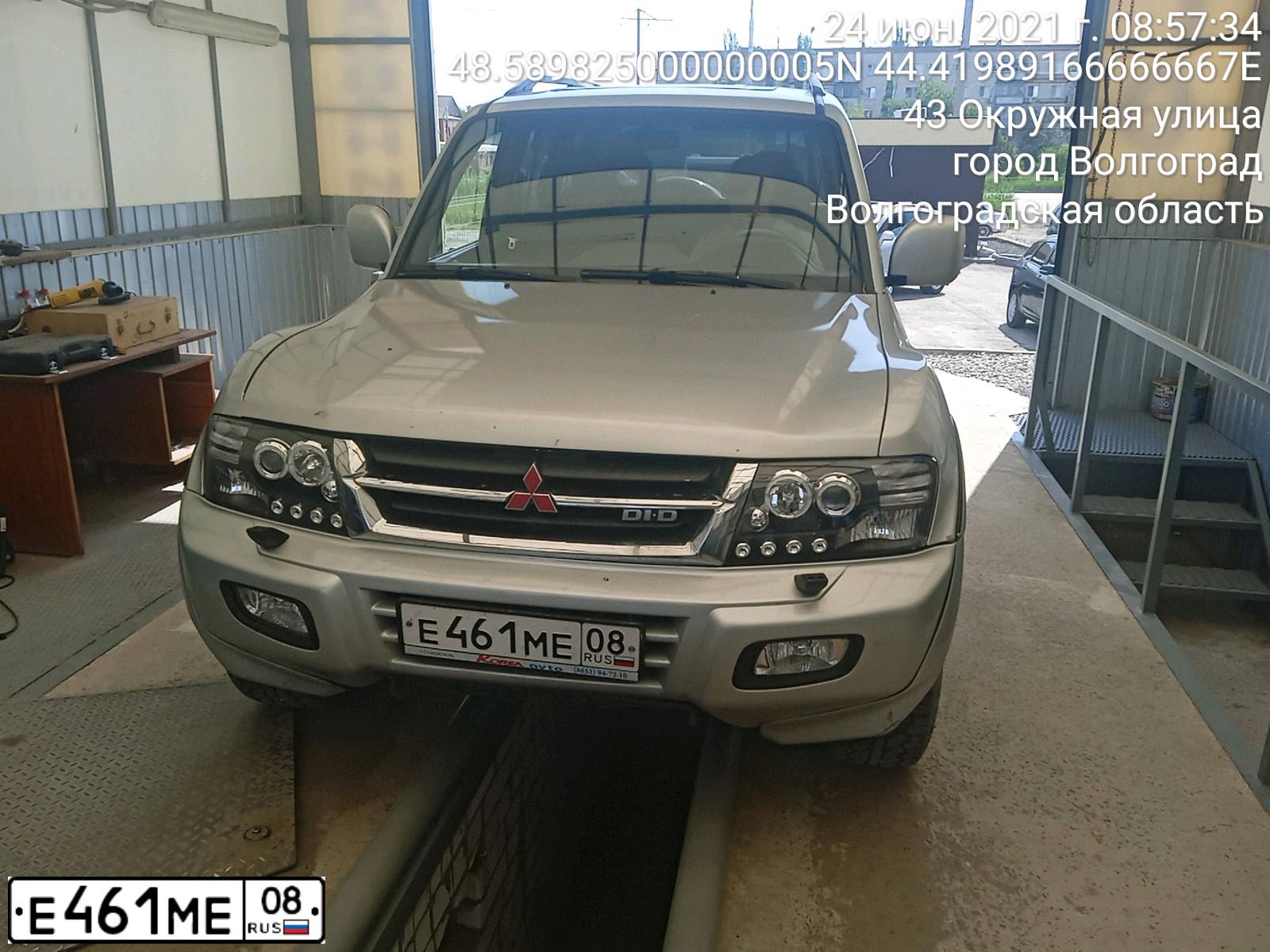 Фото автомобиля MITSUBISHI PAJERO, 2001 — госномер У412СУ26. Цвет: Серебристый
