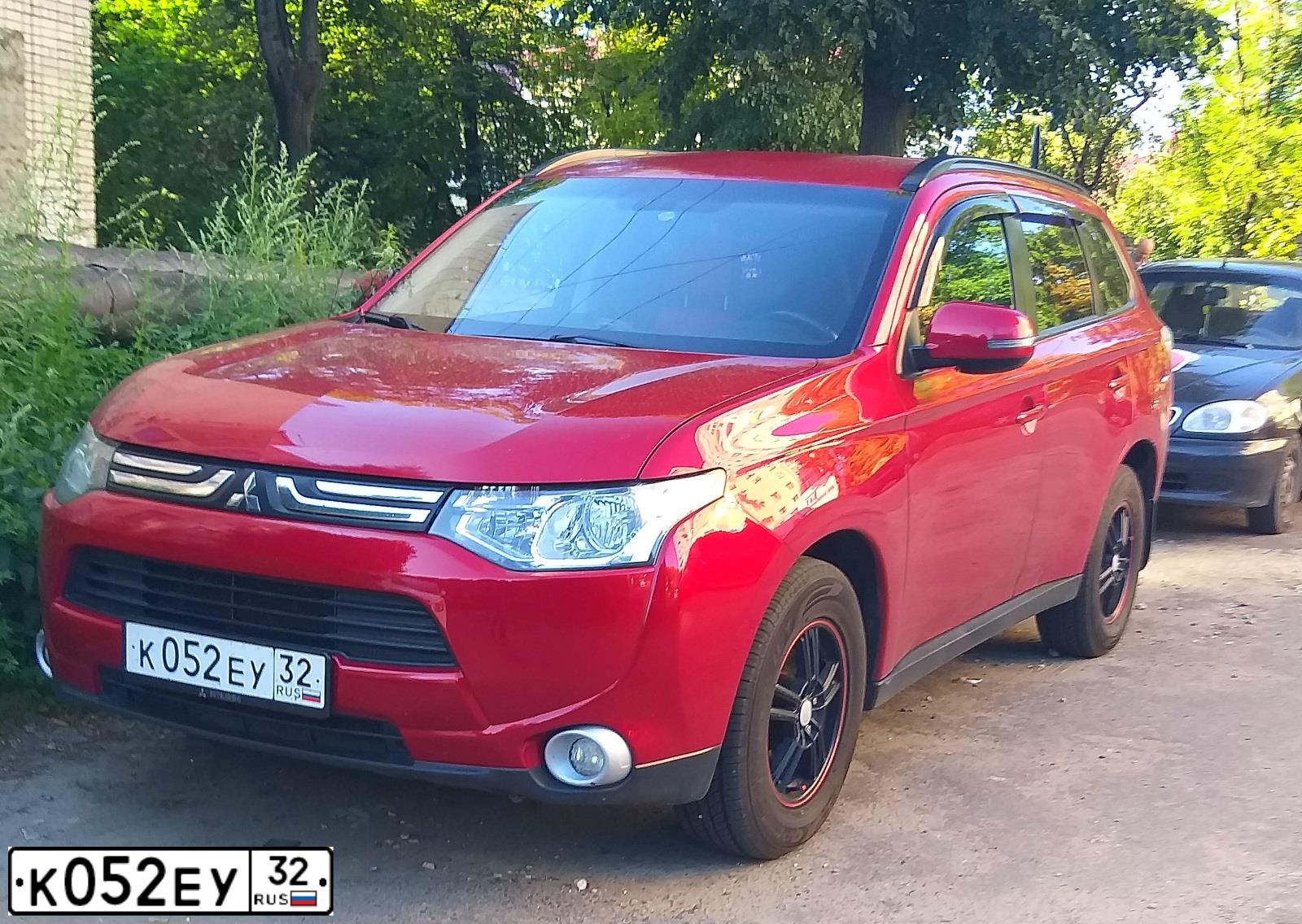 Фото автомобиля MITSUBISHI OUTLANDER, 2013 — госномер К052ЕУ32. Цвет: Красный