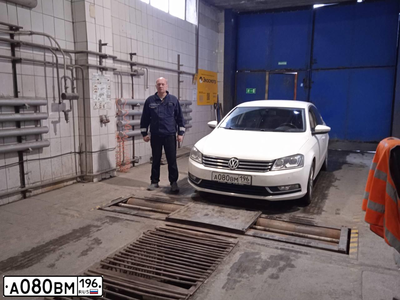 Фото автомобиля VOLKSWAGEN PASSAT, 2012 — госномер А080ВМ196. Цвет: БЕЛЫЙ