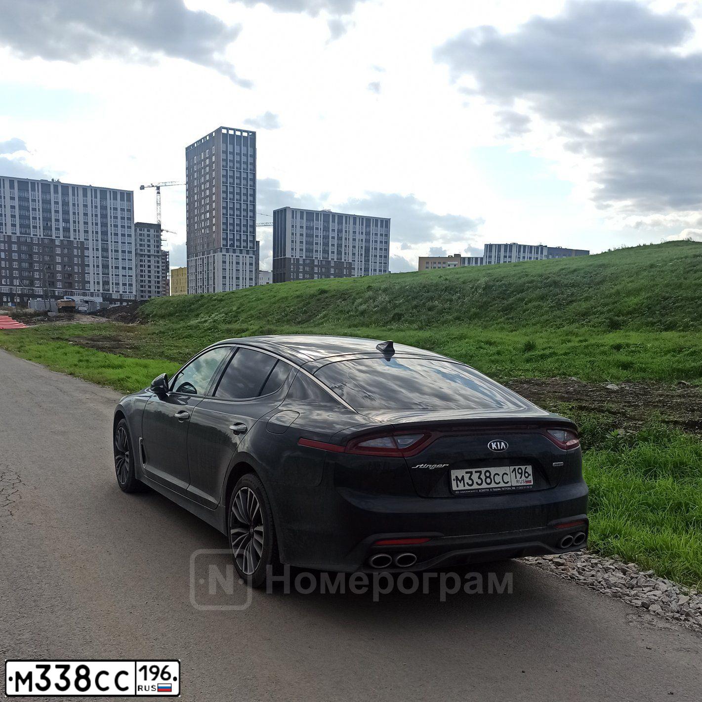 Фото автомобиля KIA STINGER, 2019 — госномер М338СС196. Цвет: ЧЕРНЫЙ