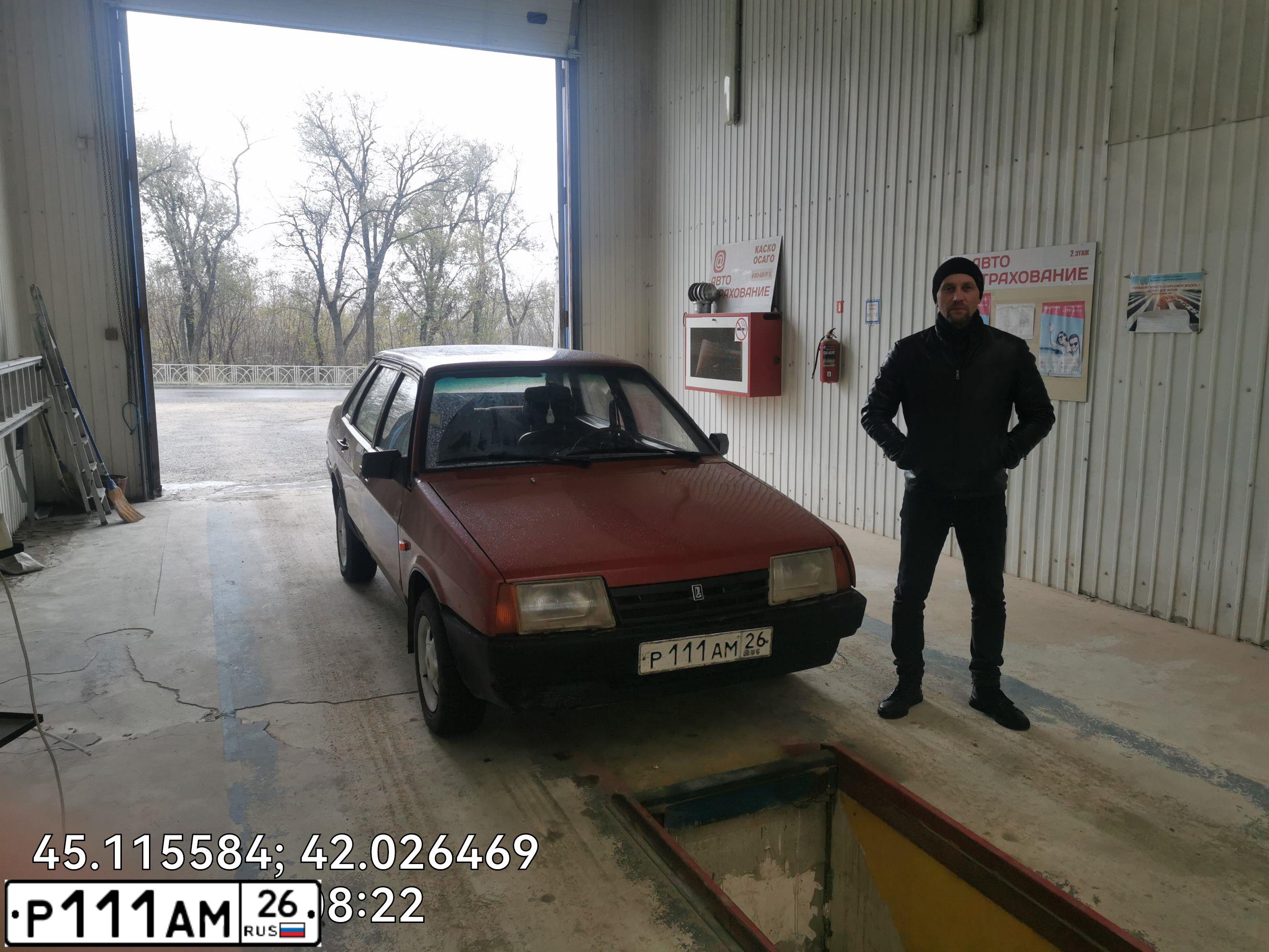 Фото автомобиля LADA 2109 SAMARA, 1992 — госномер Р111АМ26. Цвет: Красный