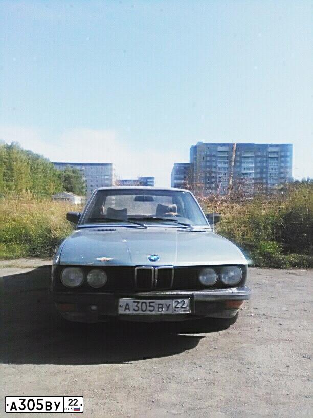 Фото автомобиля BMW SERIE 5, 1983 — госномер Р458ХУ22. Цвет: ТЕМНО-СЕРЫЙ