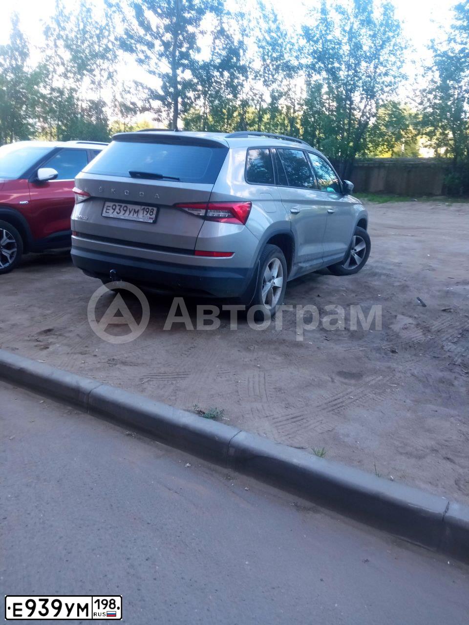 Фото автомобиля SKODA KODIAQ, 2020 — госномер Е939УМ198. Цвет: Коричневый