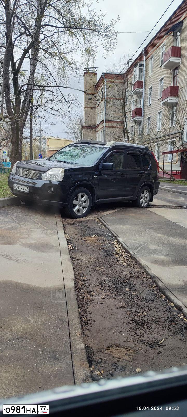 Фото автомобиля NISSAN X-TRAIL, 2010 — госномер О981НА77. Цвет: ЧЕРНЫЙ
