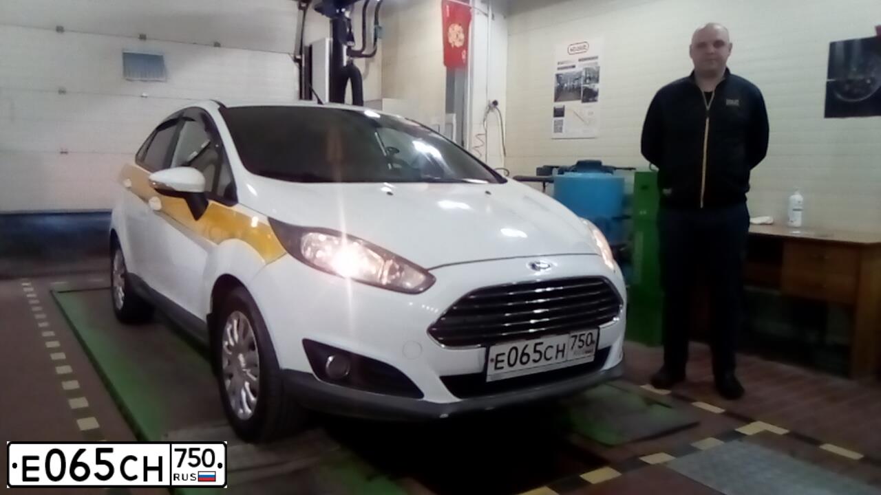 Фото автомобиля FORD FIESTA  ASPIRE, 2016 — госномер Е065СН750. Цвет: БЕЛЫЙ-ЖЕЛТЫЙ-СЕРЫЙ