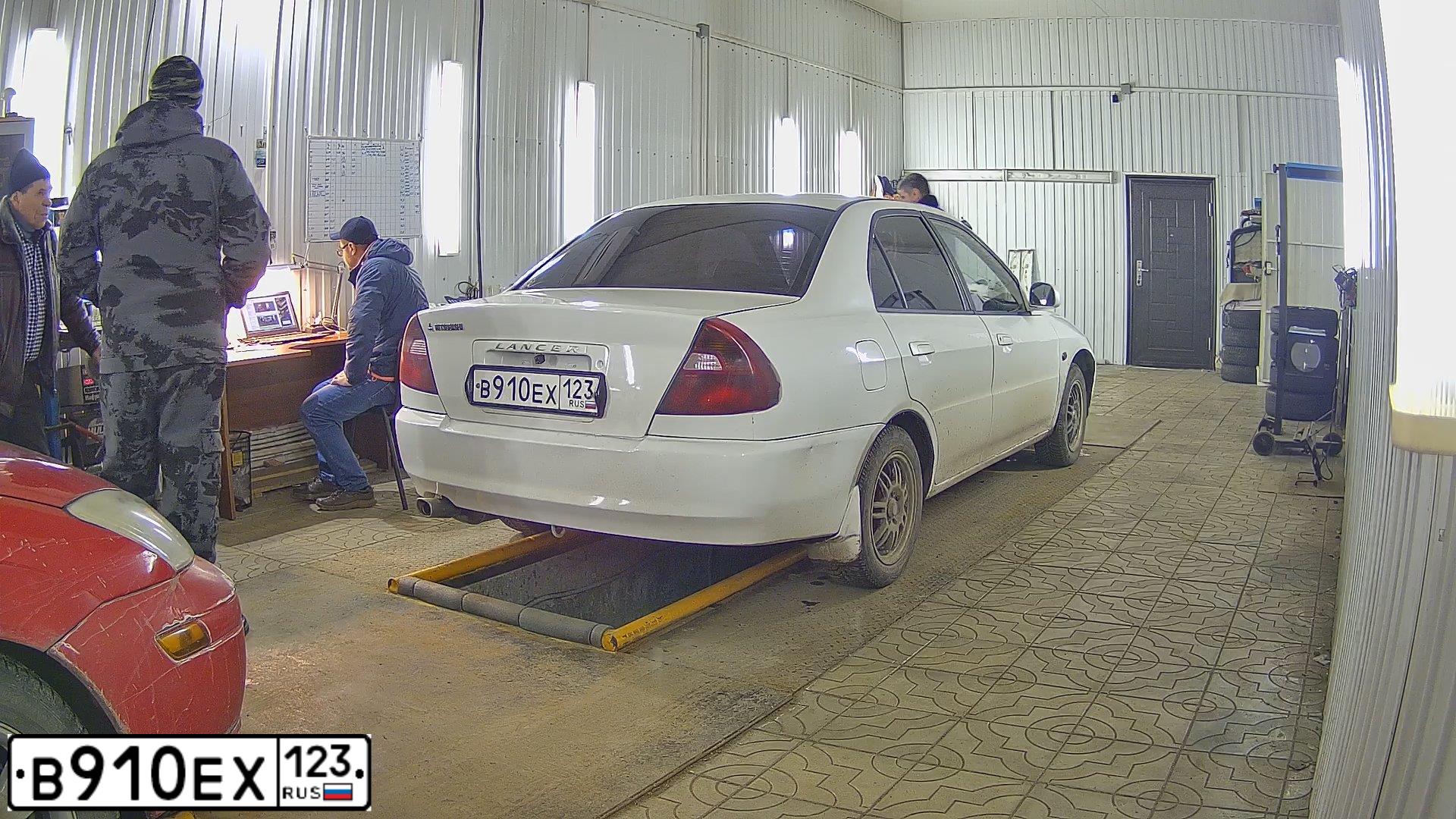 Фото автомобиля MITSUBISHI LANCER, 2000 — госномер В910ЕХ123