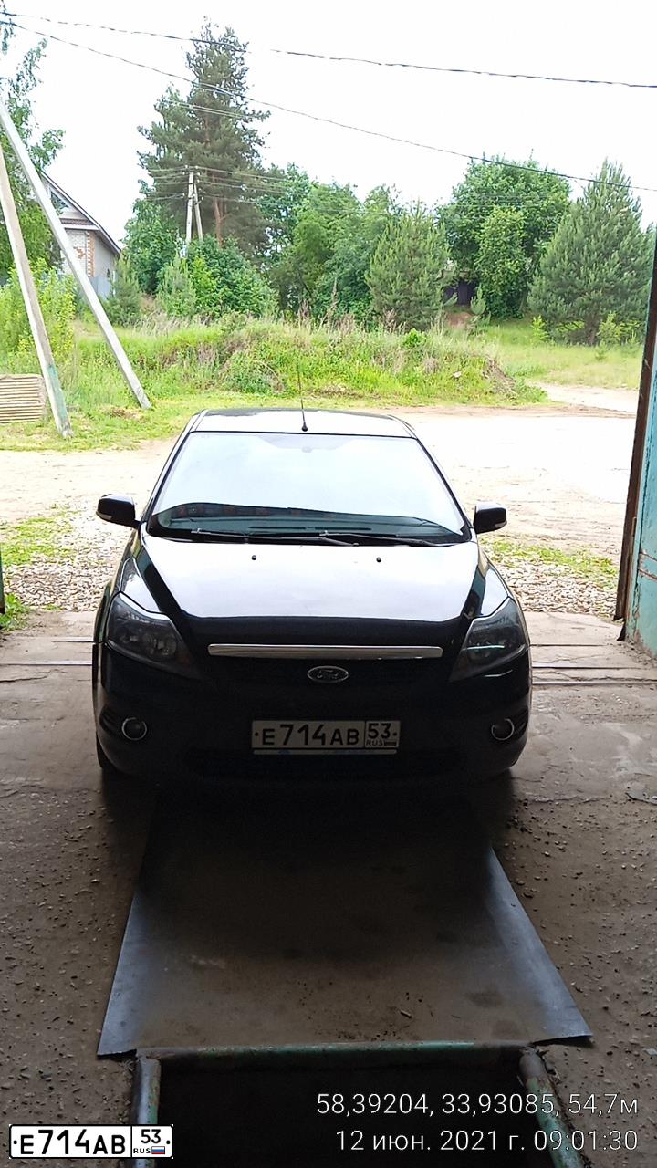 Фото автомобиля FORD FOCUS, 2008 — госномер Е714АВ53. Цвет: ЧЕРНЫЙ МЕТАЛЛИК