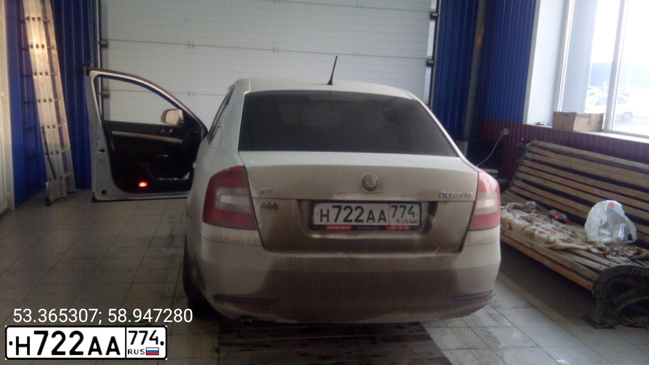 Фото автомобиля SKODA OCTAVIA, 2012 — госномер Н722АА774. Цвет: Белый