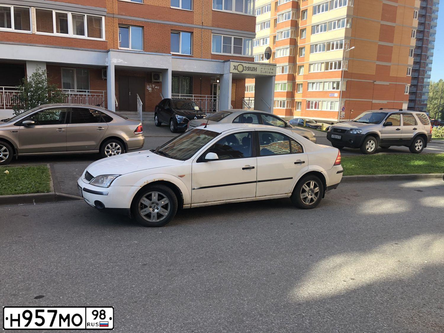 Фото автомобиля FORD MONDEO, 2001 — госномер Р620РТ198. Цвет: Белый