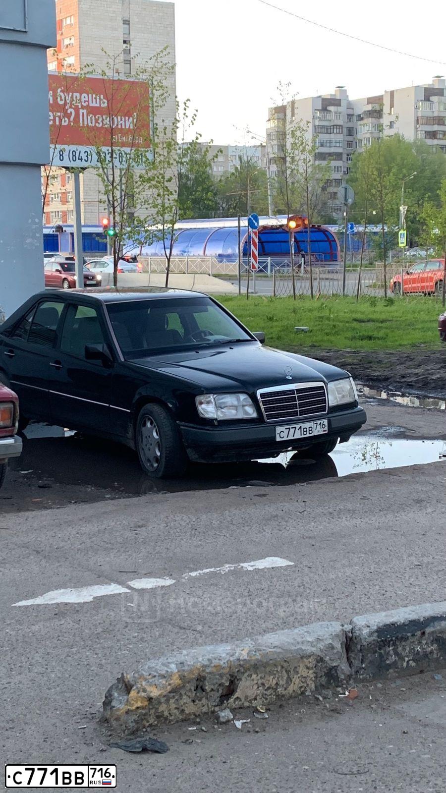 Фото автомобиля MERCEDES E-KLASSE, 1994 — госномер К878ЕМ05. Цвет: ЧЕРНЫЙ