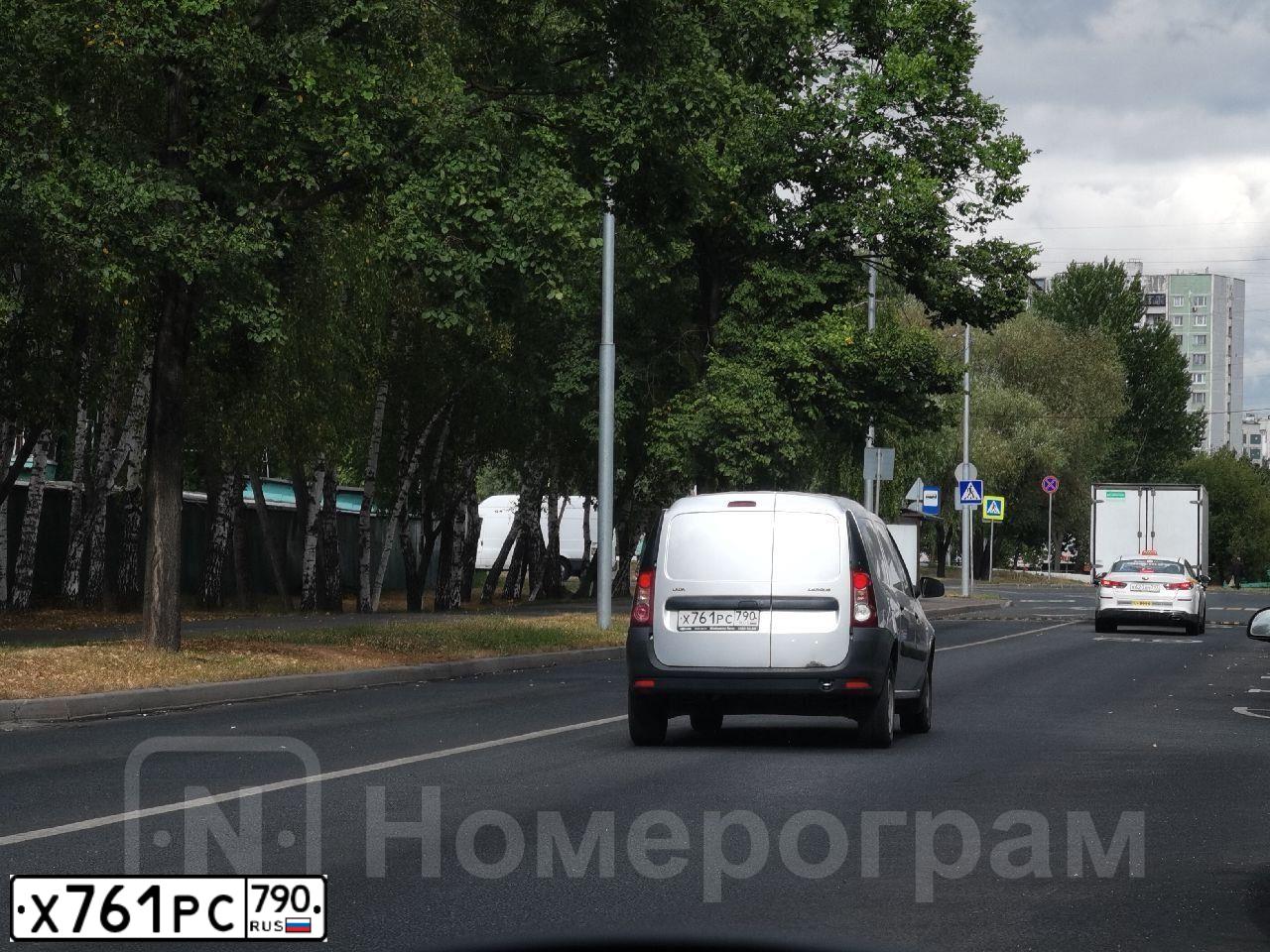 Фото автомобиля LADA LARGUS, 2018 — госномер Х761РС790. Цвет: Серебристый