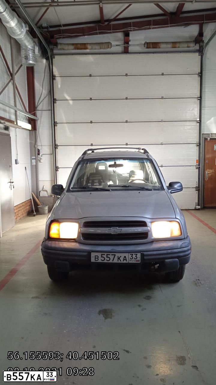 Фото автомобиля CHEVROLET TRACKER, 2002 — госномер В557КА33. Цвет: СЕРЕБРИСТЫЙ