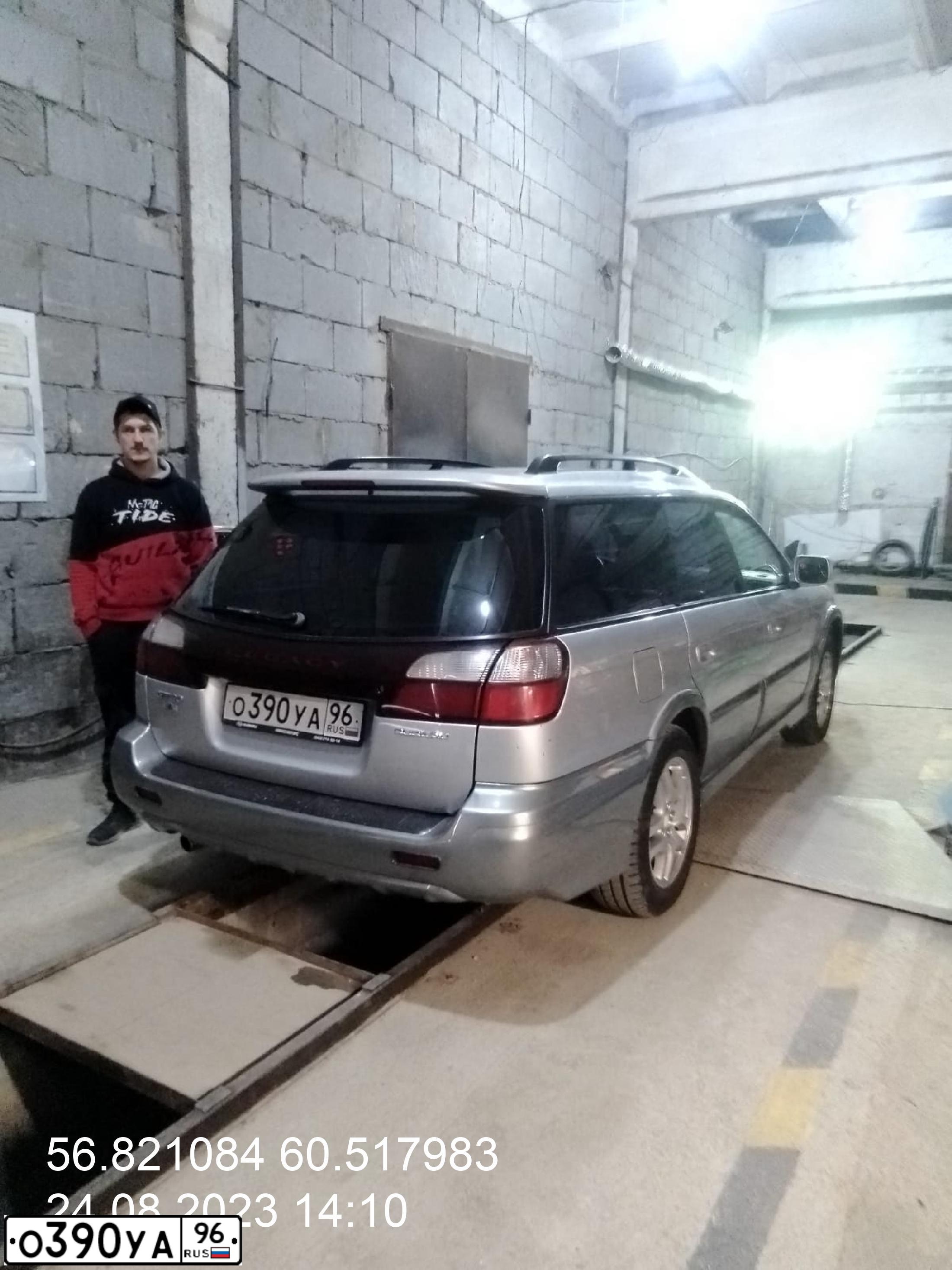 Фото автомобиля SUBARU LEGACY, 2002 — госномер С306УО196. Цвет: СЕРЫЙ