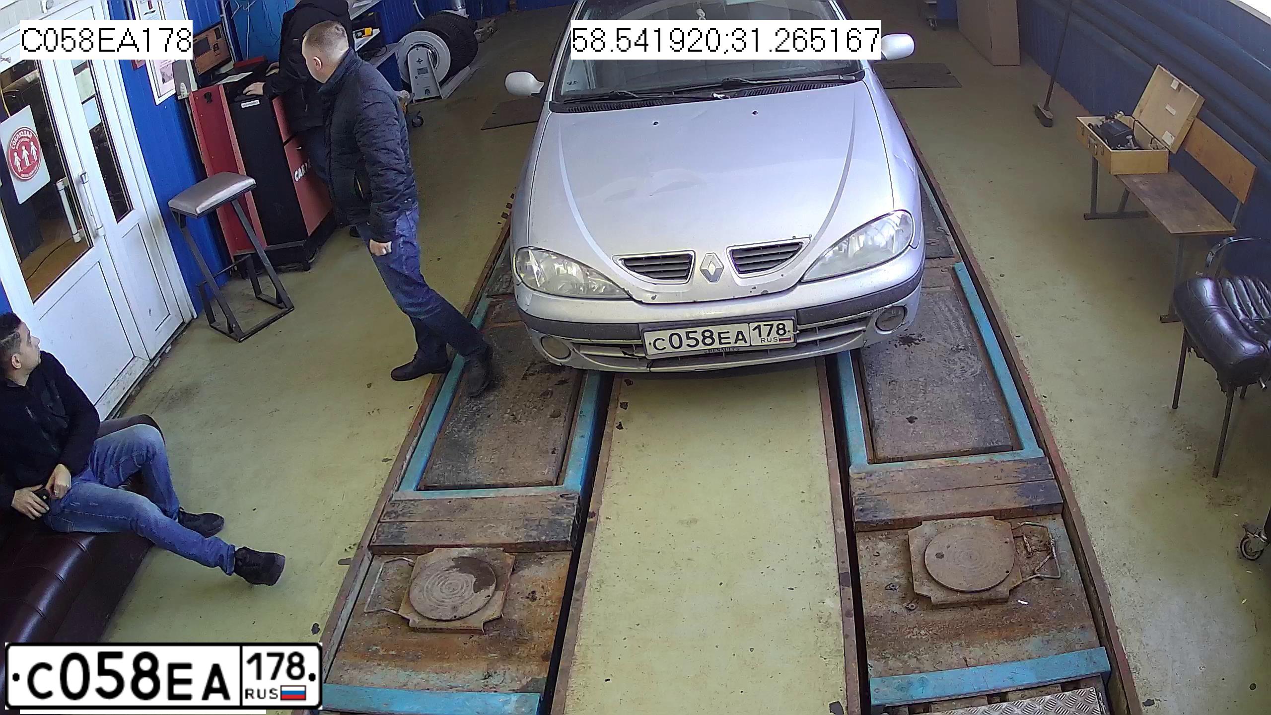 Фото автомобиля RENAULT MEGANE, 1999 — госномер К357МЕ53. Цвет: Серый