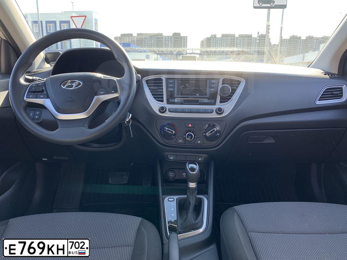 Фото автомобиля HYUNDAI SOLARIS, 2021 — госномер С025УТ05. Цвет: Серебристый