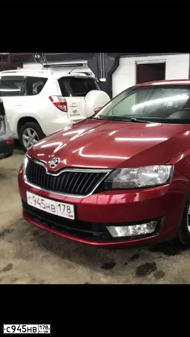 Фото автомобиля SKODA RAPID, 2015 — госномер С945НВ178. Цвет: ВИШНЕВО-КРАСНЫЙ