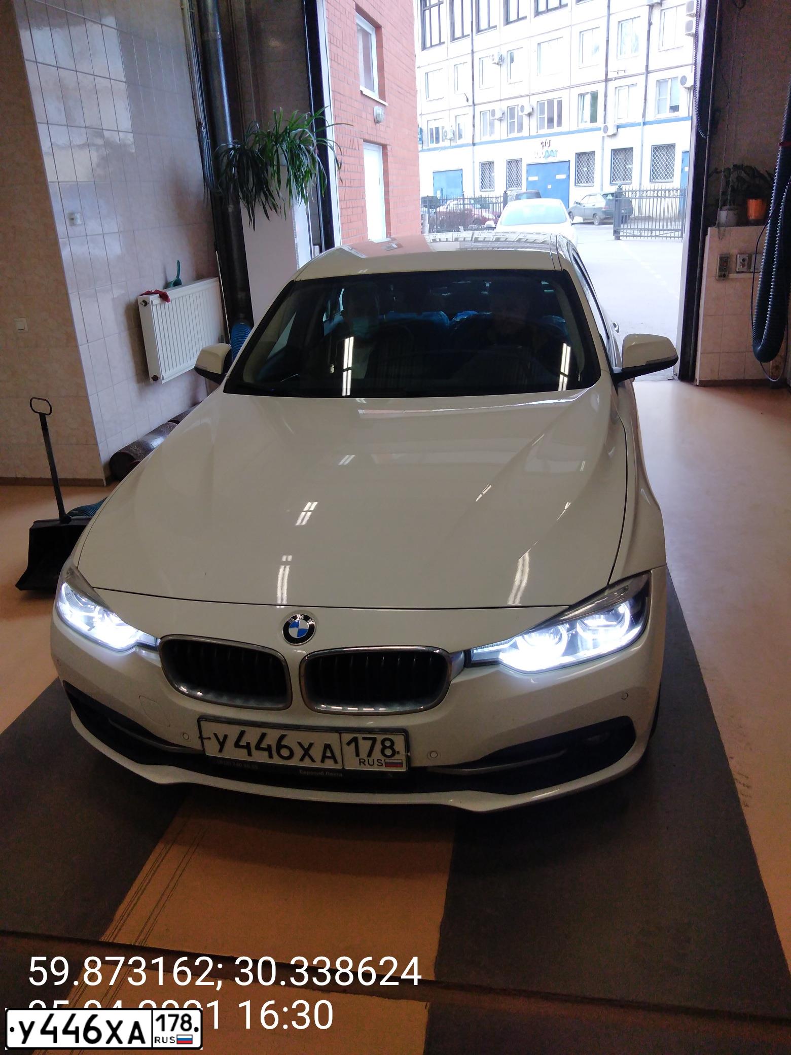 Фото автомобиля BMW SERIE 3, 2016 — госномер С221РВ124. Цвет: Белый