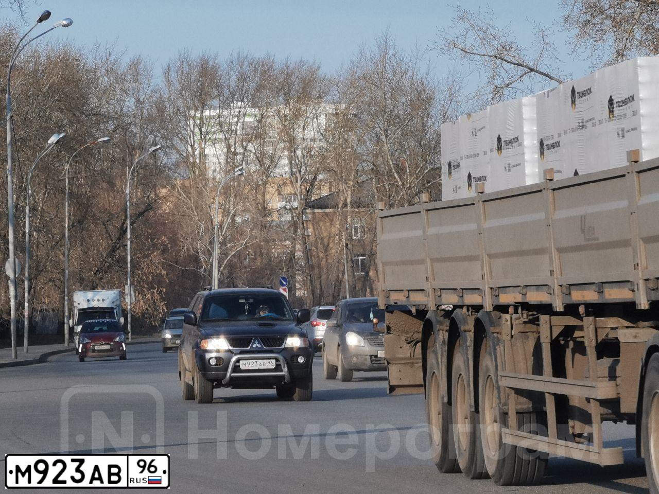 Фото автомобиля MITSUBISHI PAJERO, 2008 — госномер Н617АО70. Цвет: синий
