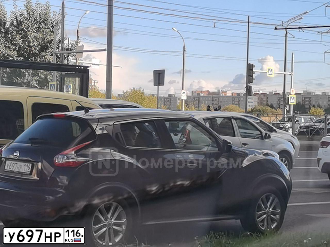 Фото автомобиля HYUNDAI TRAJET, 2005 — госномер У697НР16. Цвет: ТЕМНО-СЕРЫЙ