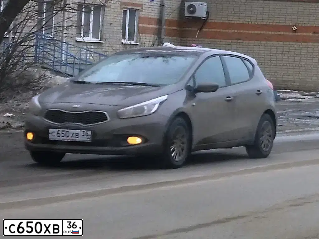 Фото автомобиля KIA CEE'D, 2013 — госномер Р701ВЕ136. Цвет: Коричневый
