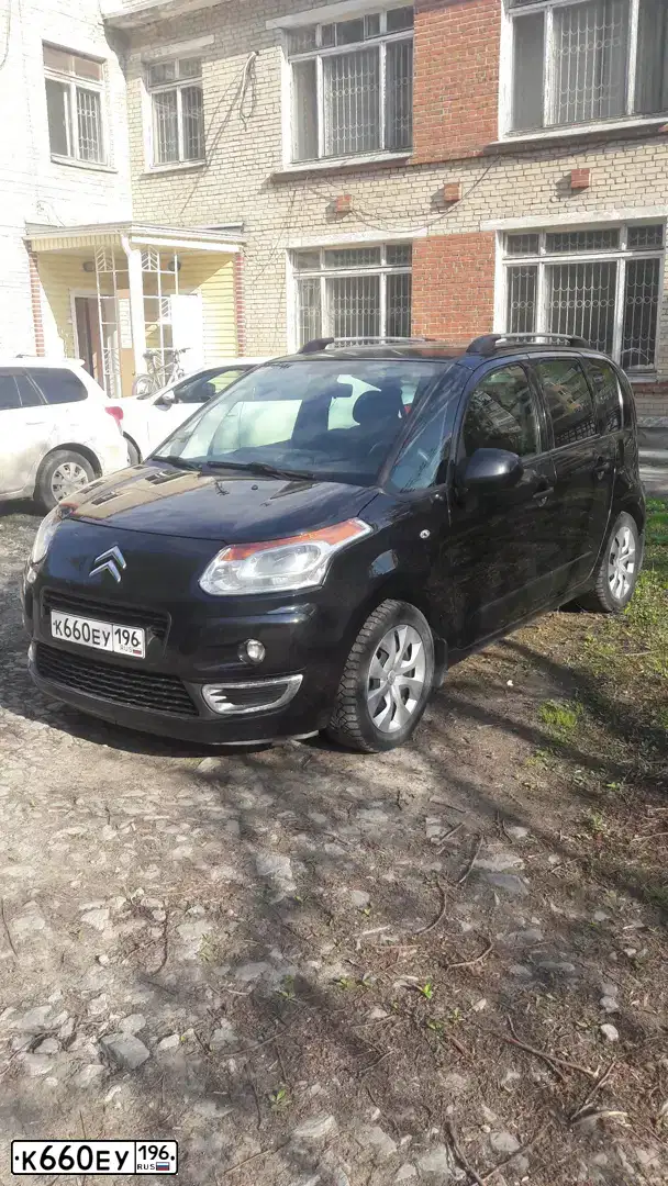 Фото автомобиля CITROEN C3 PICASSO, 2010 — госномер К660ЕУ196. Цвет: ЧЕРНЫЙ