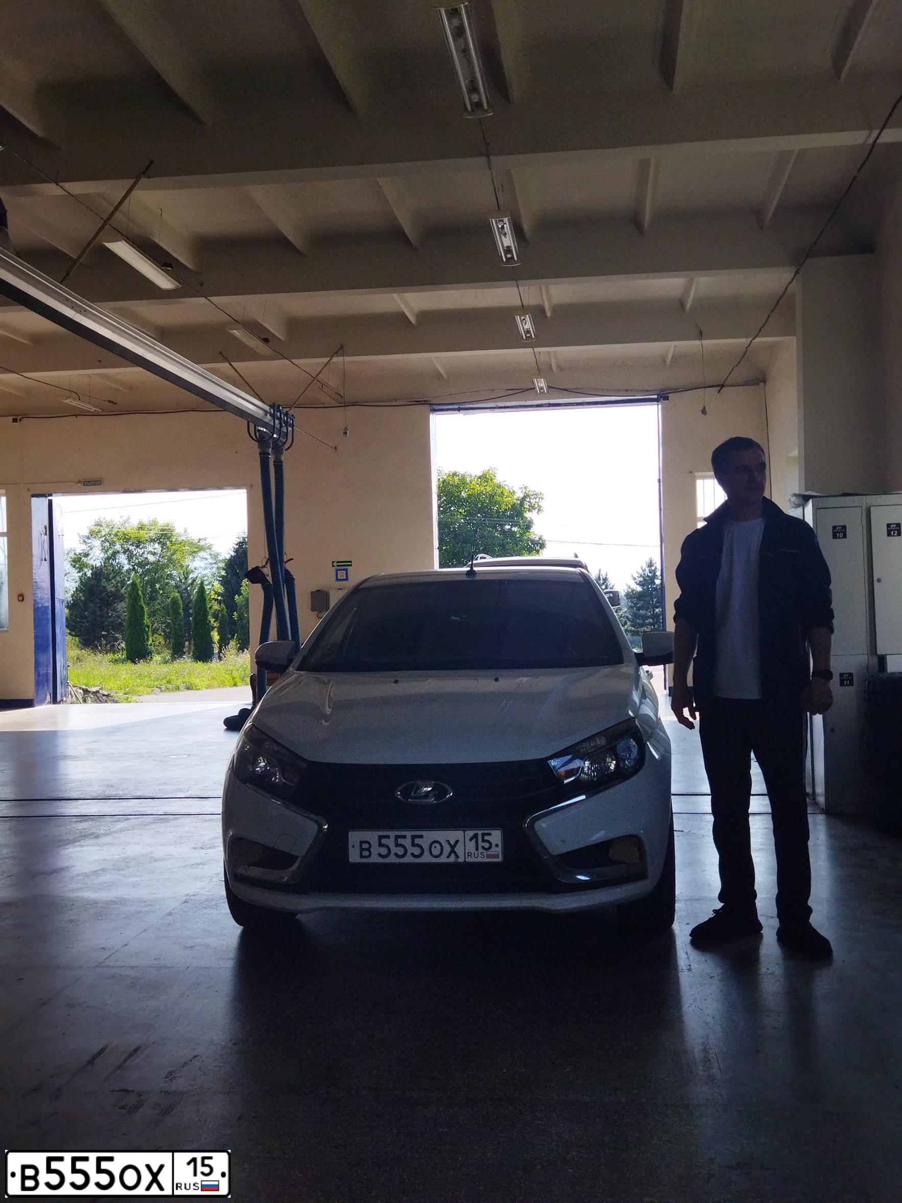 Фото автомобиля TOYOTA CAMRY, 2015 — госномер Т777АЕ15. Цвет: ЧЕРНЫЙ МЕТАЛЛИК
