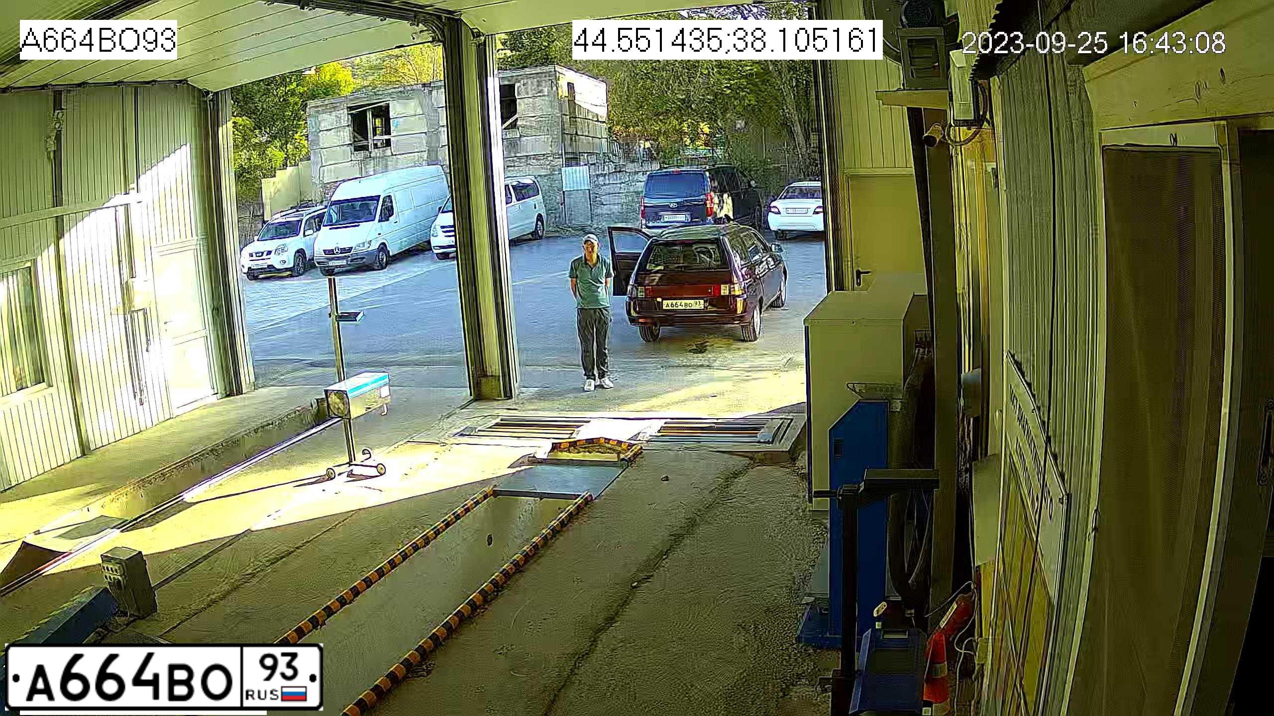 Фото автомобиля LADA 2111, 2005 — госномер А744ТО193. Цвет: СЕРО-ЗЕЛЕНЫЙ