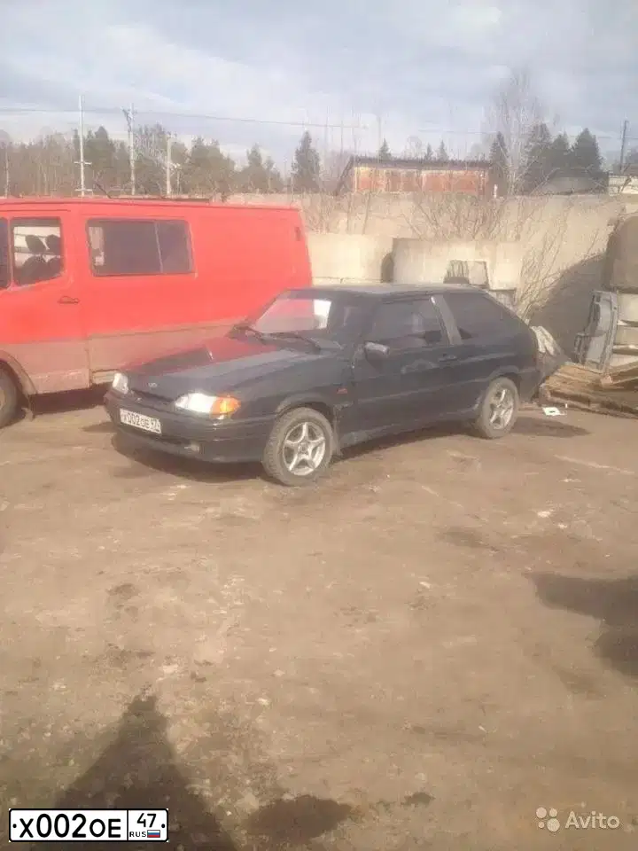 Фото автомобиля LADA 2113 SAMARA, 2006 — госномер Х002ОЕ47. Цвет: ЗОЛОТИСТЫЙ ТЕМНО-ЗЕЛЕНЫЙ