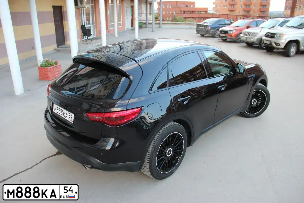 Фото автомобиля PORSCHE CAYENNE, 2008 — госномер М888КА54. Цвет: ЧЕРНЫЙ