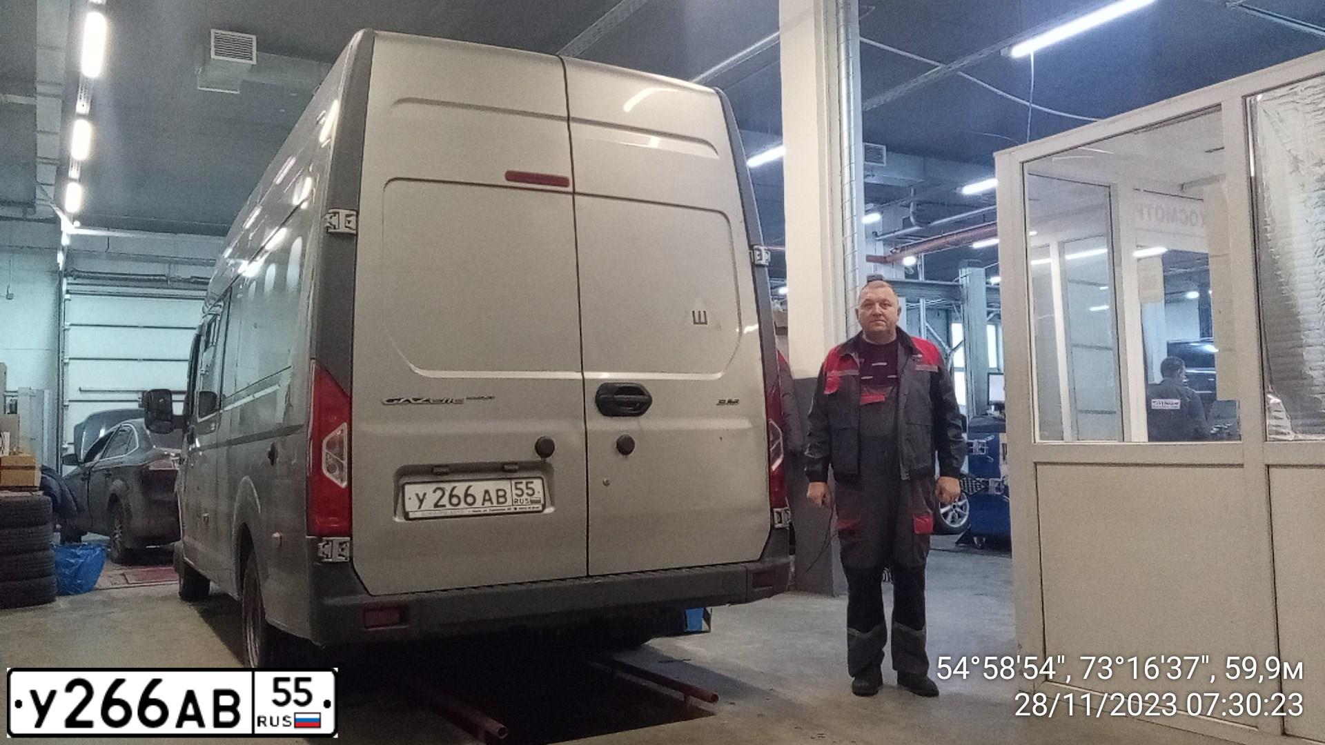 Фото автомобиля ГАЗ А32R32, 2017 — госномер В652ЕЕ92. Цвет: СВЕТЛО-СЕРЫЙ