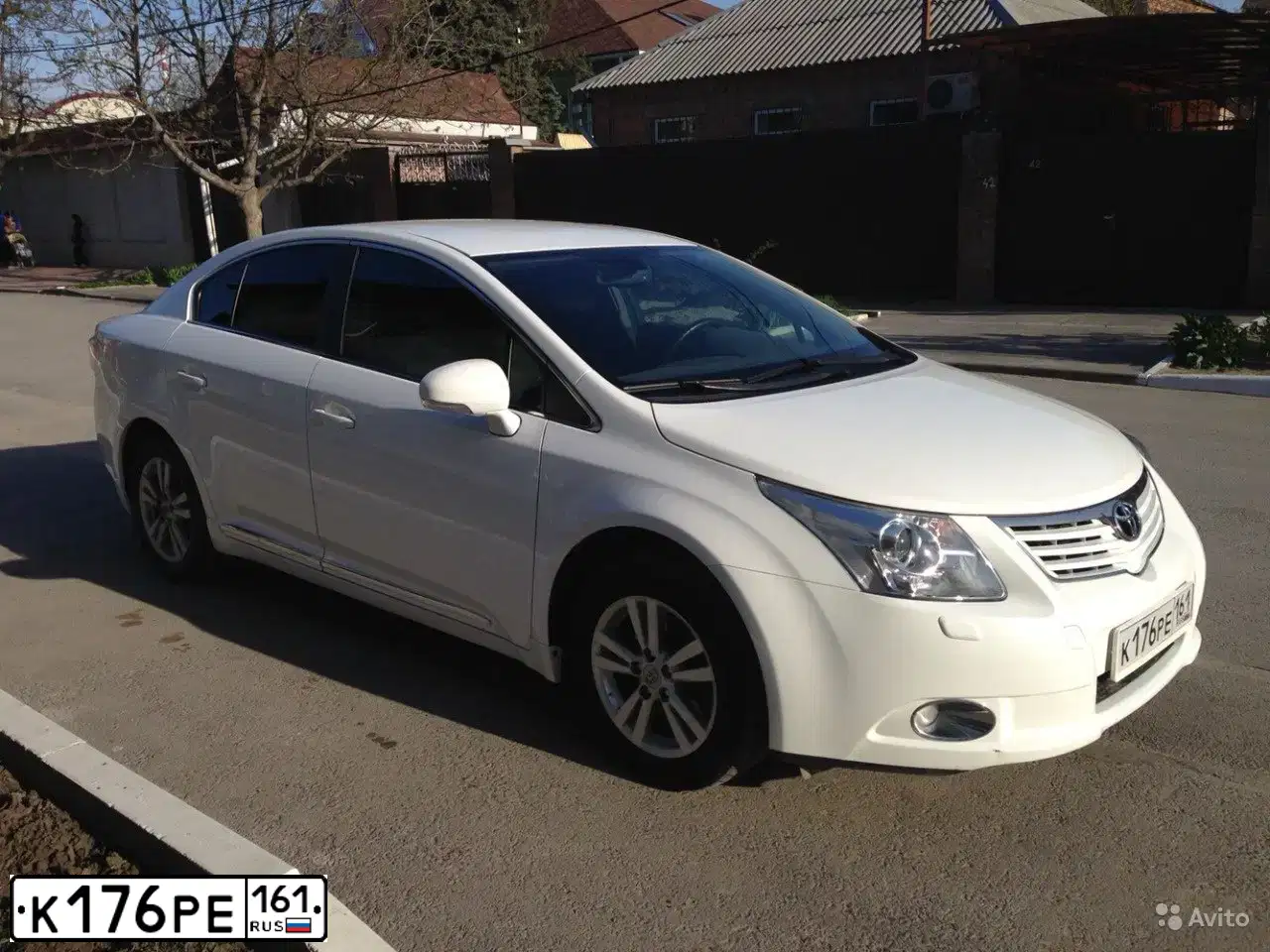Фото автомобиля TOYOTA AVENSIS, 2009 — госномер Р013ХУ161. Цвет: Белый