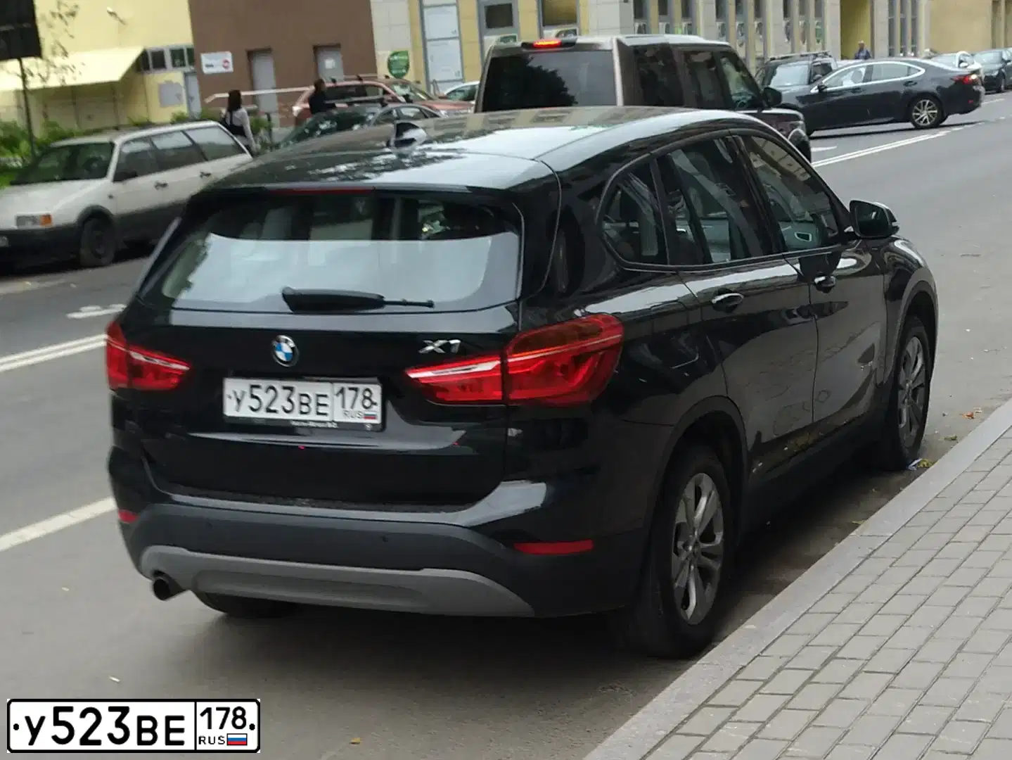 Фото автомобиля BMW X1, 2016 — госномер У523ВЕ178. Цвет: ЧЕРНЫЙ