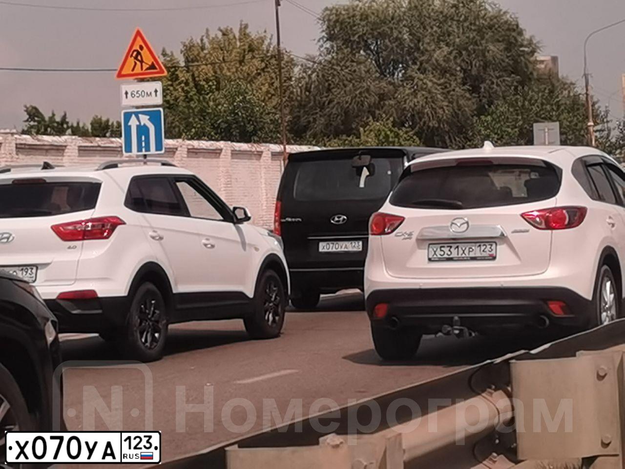 Фото автомобиля HYUNDAI GRAND STAREX, 2008 — госномер Х070УА123. Цвет: ЧЕРНЫЙ
