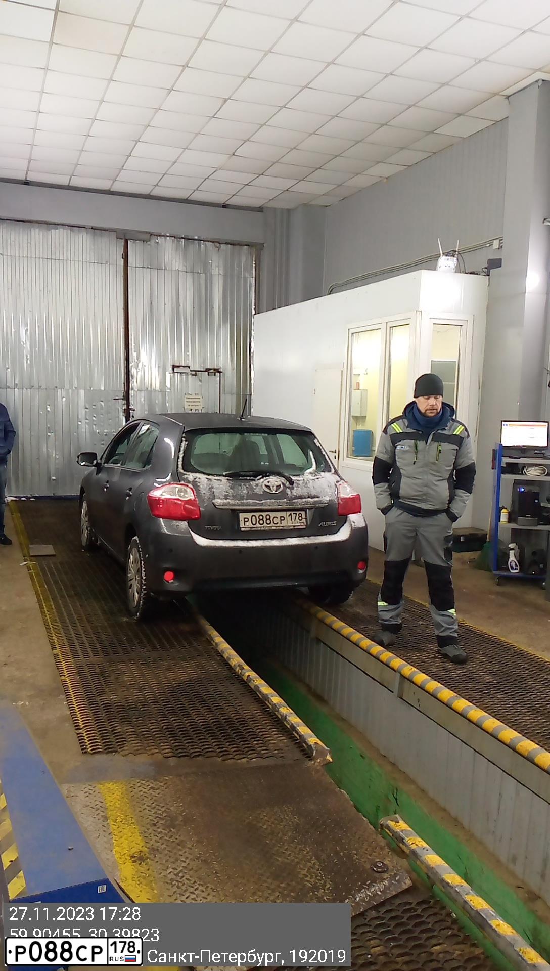 Фото автомобиля TOYOTA AURIS, 2012 — госномер Р088СР178. Цвет: СЕРЫЙ