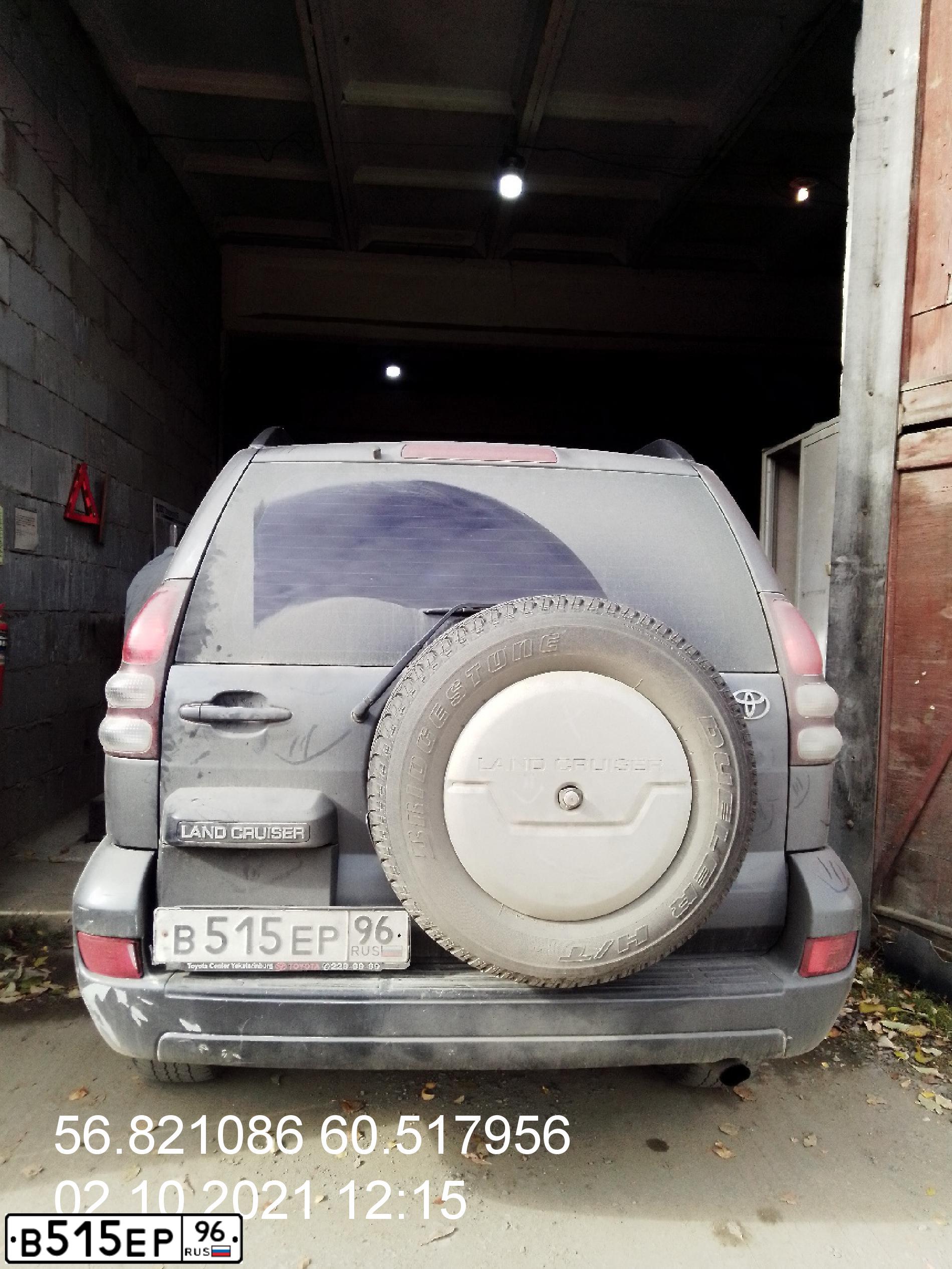 Фото автомобиля TOYOTA LANDCRUISER, 2005 — госномер В515ЕР96. Цвет: ТЕМНО-СЕРЫЙ