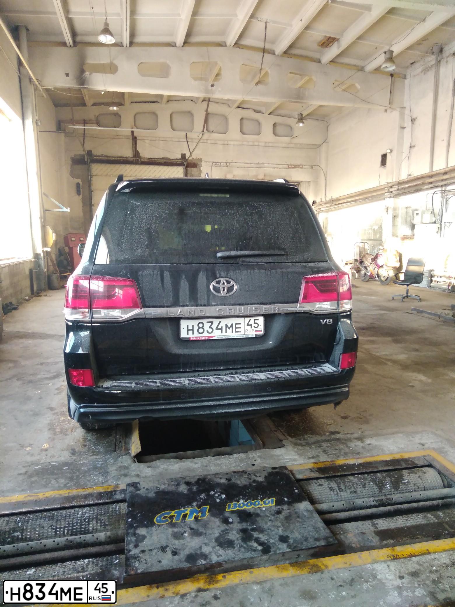 Фото автомобиля TOYOTA LANDCRUISER 200, 2017 — госномер Н834МЕ45. Цвет: ЧЕРНЫЙ