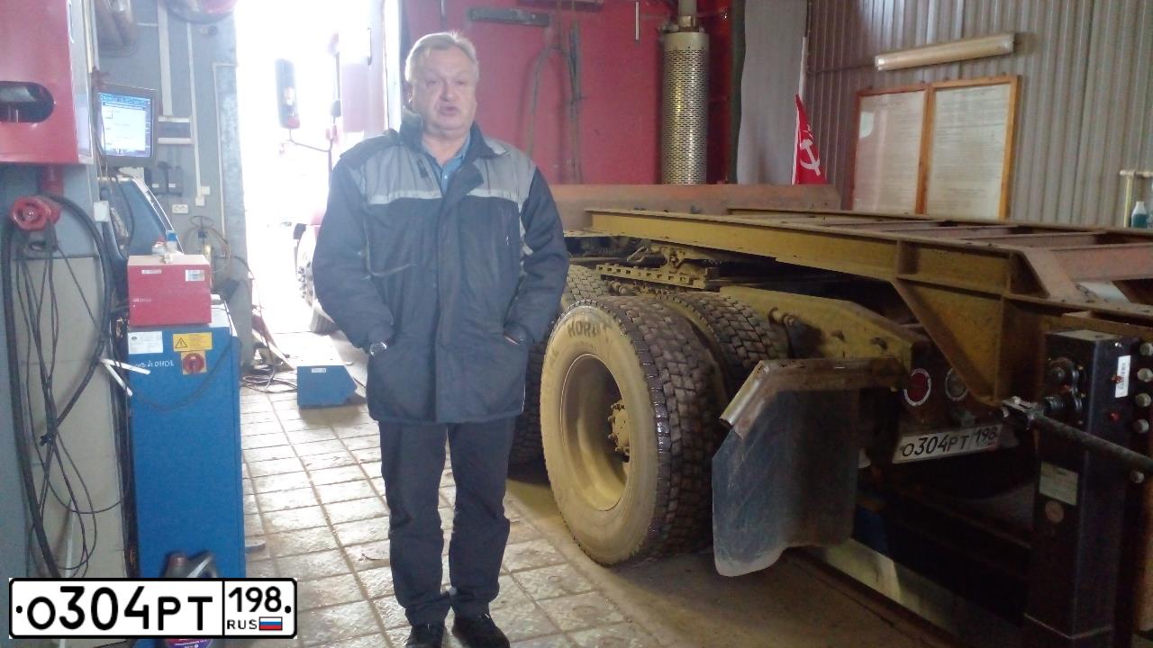 Фото автомобиля FREIGHTLINER CENTURY S/T, 2001 — госномер О304РТ198. Цвет: Красный