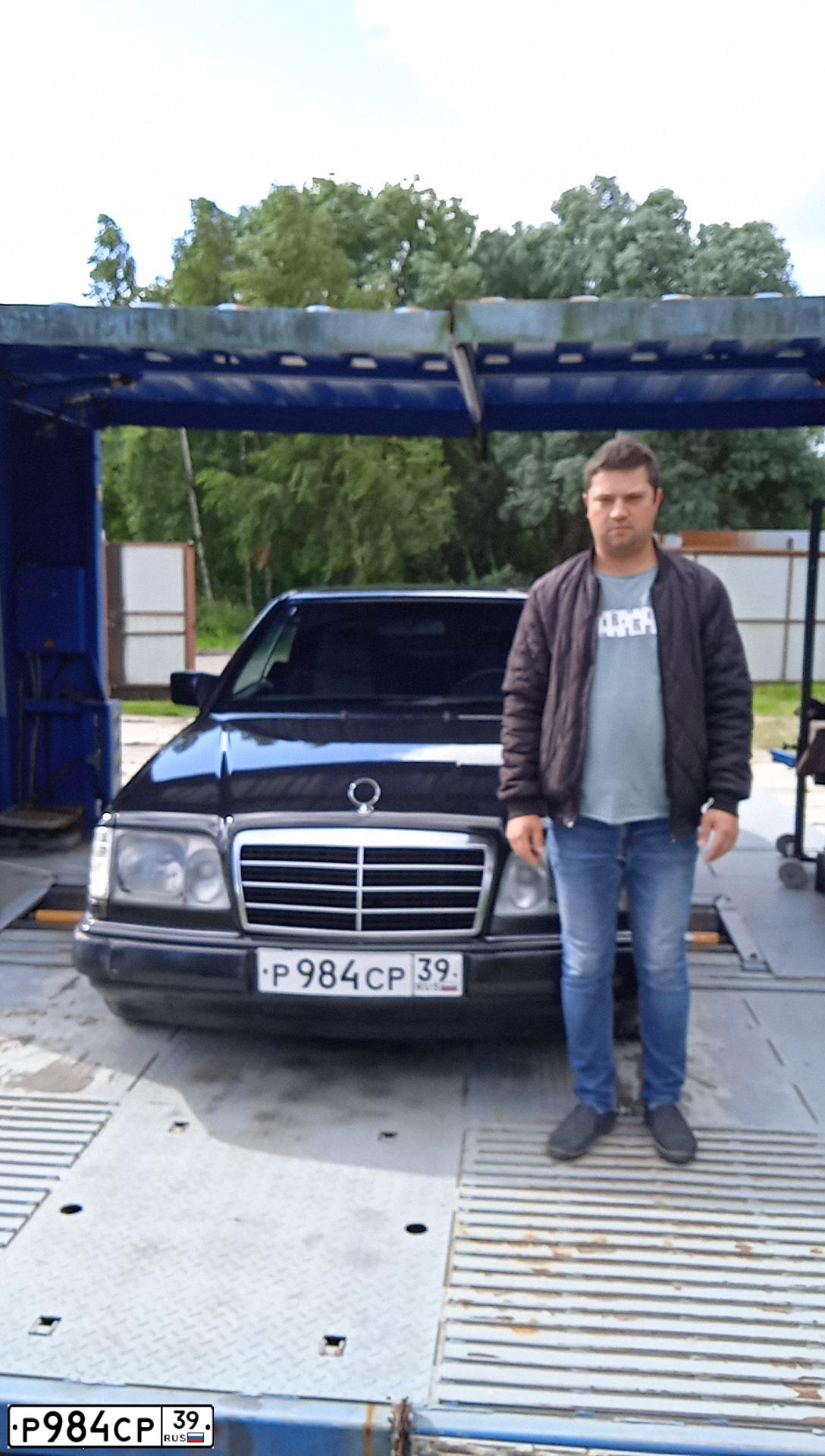 Фото автомобиля MERCEDES E-KLASSE, 1988 — госномер Р984СР39. Цвет: ЧЕРНЫЙ