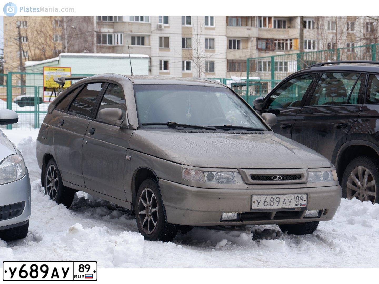Фото автомобиля LADA 2112, 2002 — госномер У689АУ89. Цвет: СЕРЕБРИСТО-СЕРО-ЗЕЛЕНЫЙ