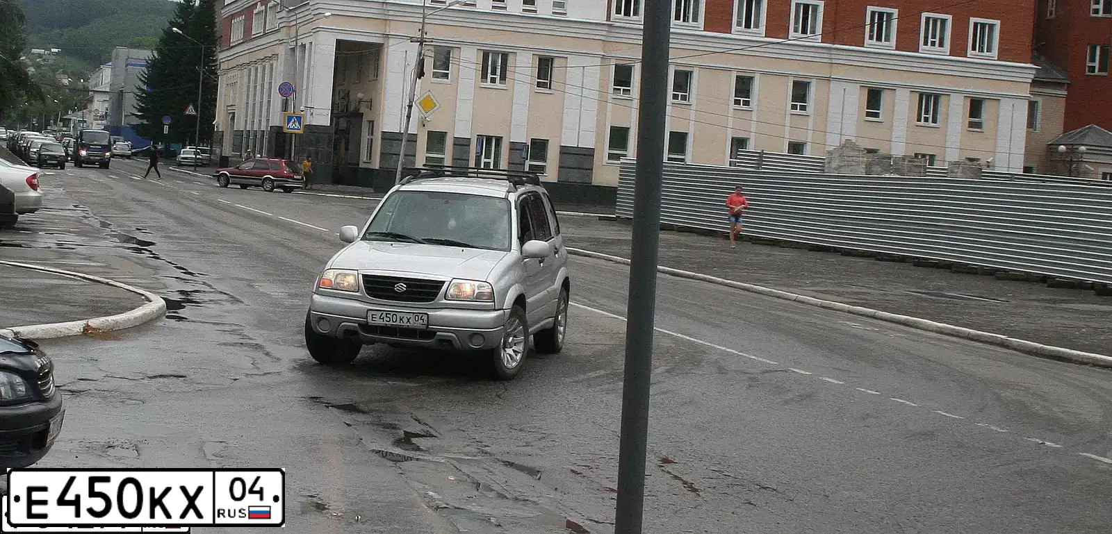 Фото автомобиля SUZUKI /GRAND/ VITARA, 2003 — госномер Е450КХ04. Цвет: СЕРЕБРИСТЫЙ