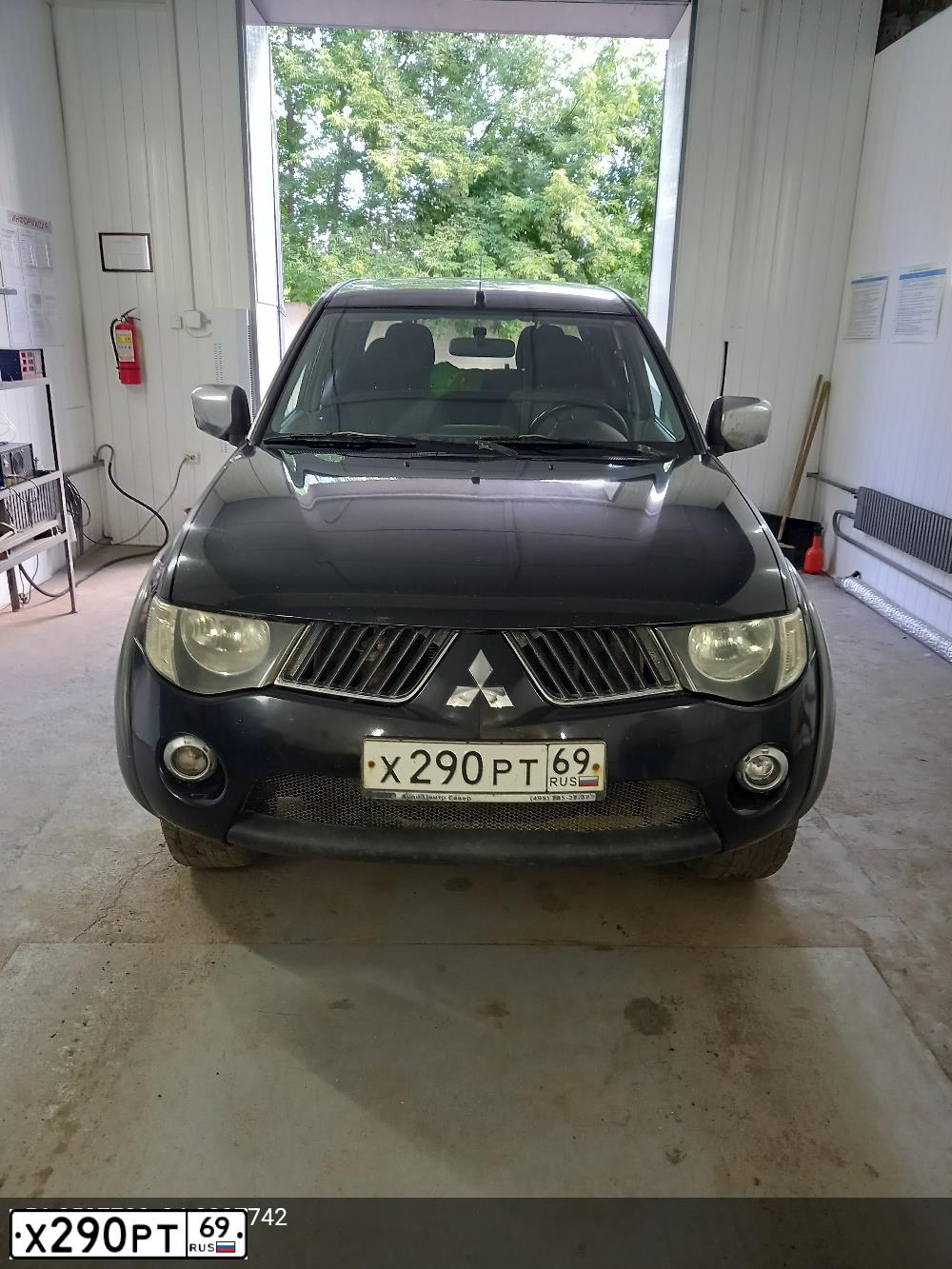 Фото автомобиля МИЦУБИСИ L200 2.5, 2008 — госномер А075ХН76. Цвет: ЧЕРНЫЙ