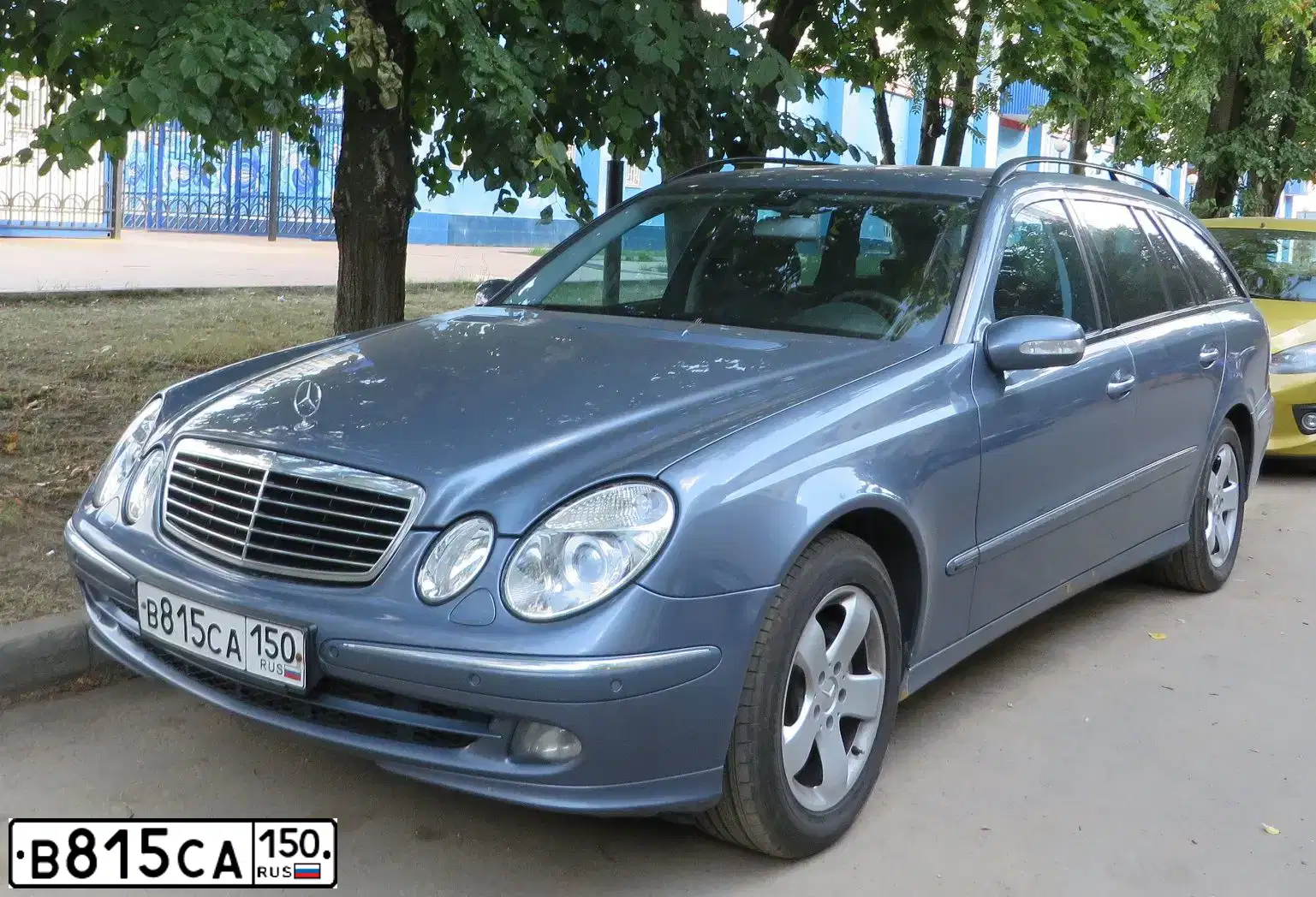 Фото автомобиля MERCEDES E-KLASSE, 2004 — госномер В815СА150. Цвет: СЕРЫЙ
