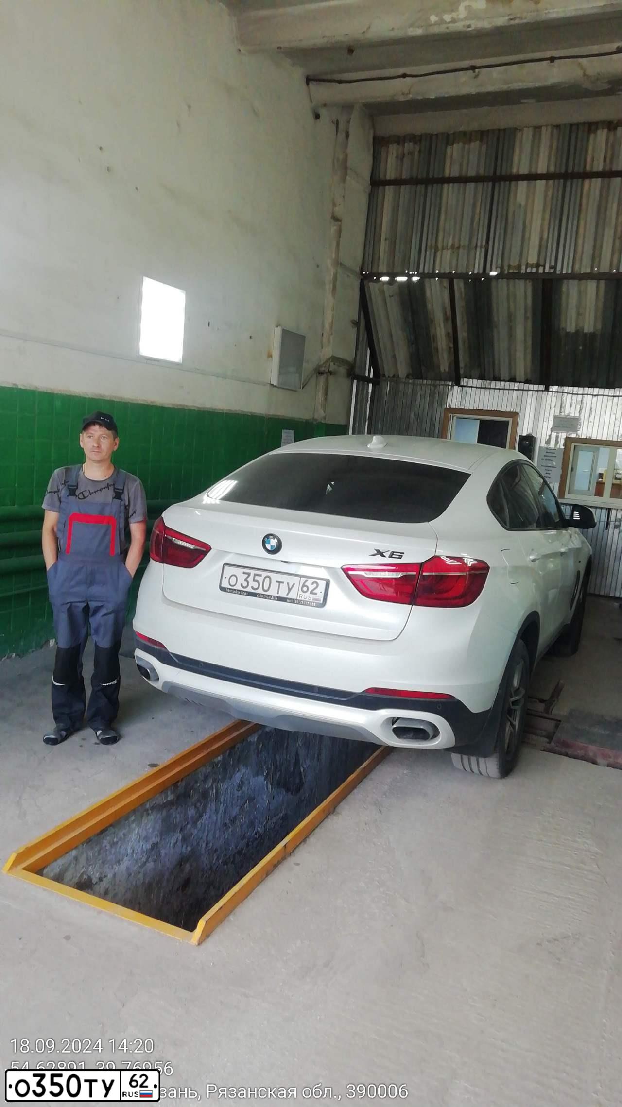 Фото автомобиля BMW X6, 2017 — госномер Т545УВ62. Цвет: БЕЛЫЙ МЕТАЛЛИК