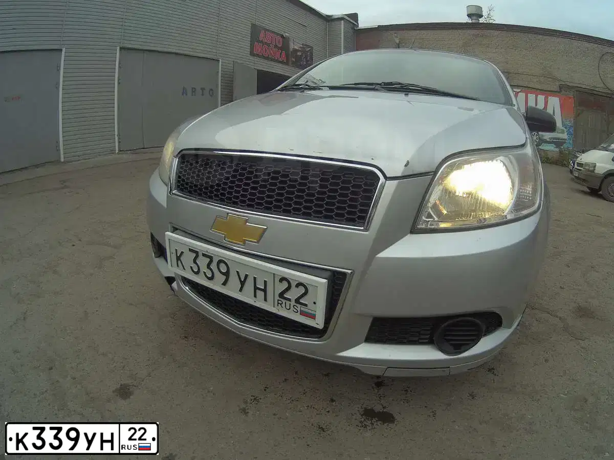 Фото автомобиля CHEVROLET AVEO, 2010 — госномер К339УН22. Цвет: серебристый