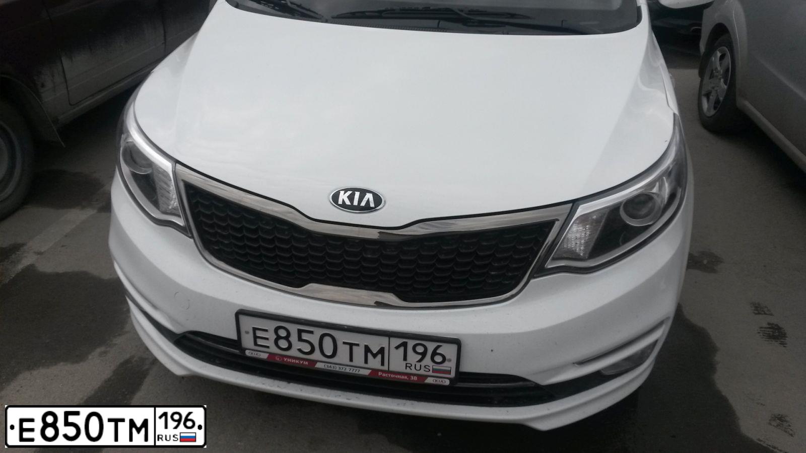 Фото автомобиля KIA RIO, 2017 — госномер Е850ТМ196. Цвет: БЕЛЫЙ