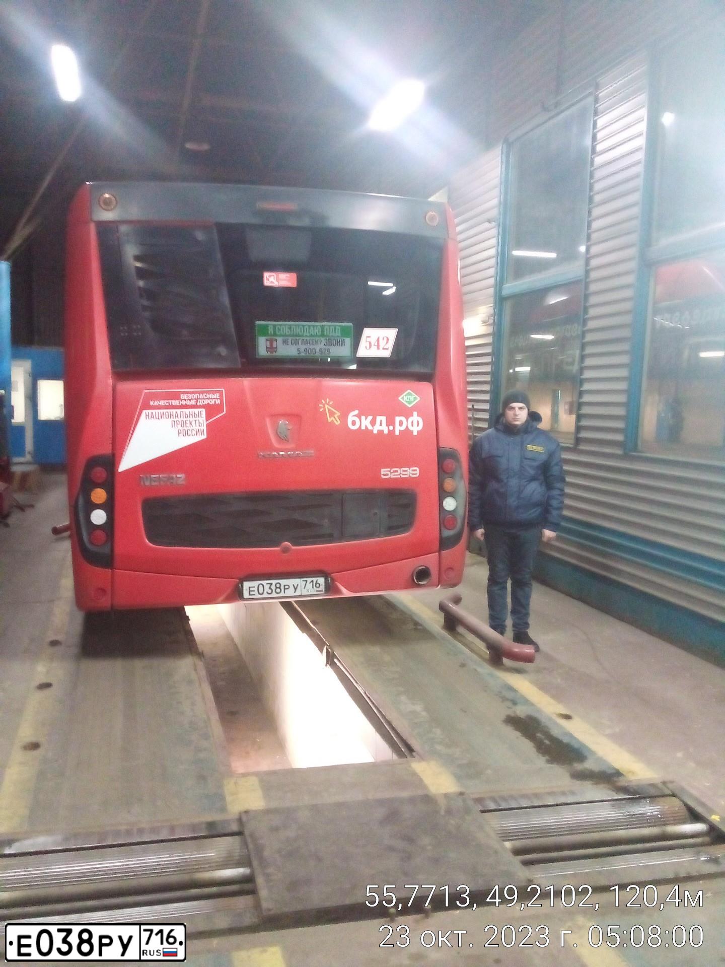 Фото автомобиля NEFAZ 5299 /KAMAZ 5297 4X2/, 2020 — госномер Е038РУ716. Цвет: Красный